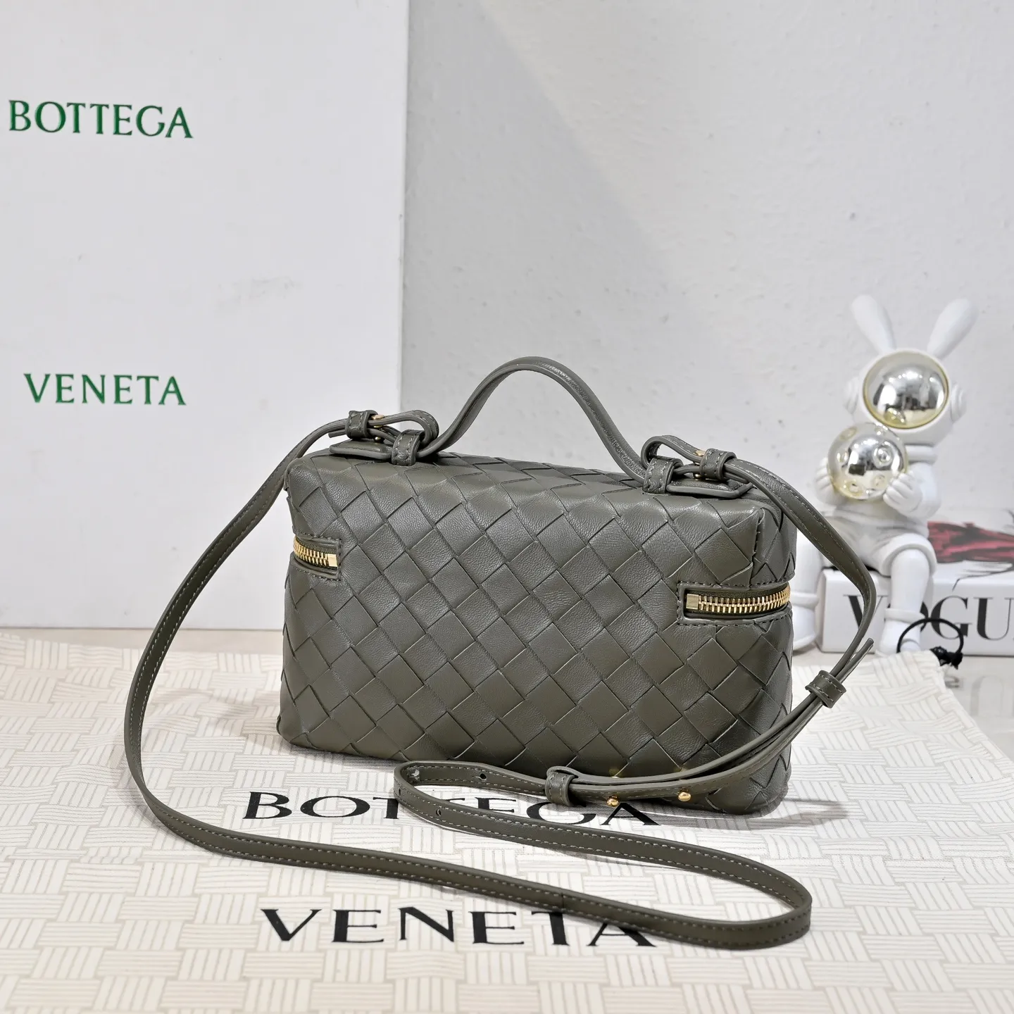Batch 1360 Bottega Veneta 24 spring and summer woven zipper crossbody bag. A crossbody bag that can be used as a cosmetic bag. The exquisite weaving and compact body are an indispensable accessory for the upcoming summer. The double zipper also better protects the bag. It has a large capacity. If you like it, don’t miss it. Style number: 9109 Size: 22*12.5*5cm